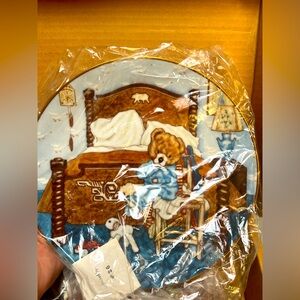 Decorative collectible plate